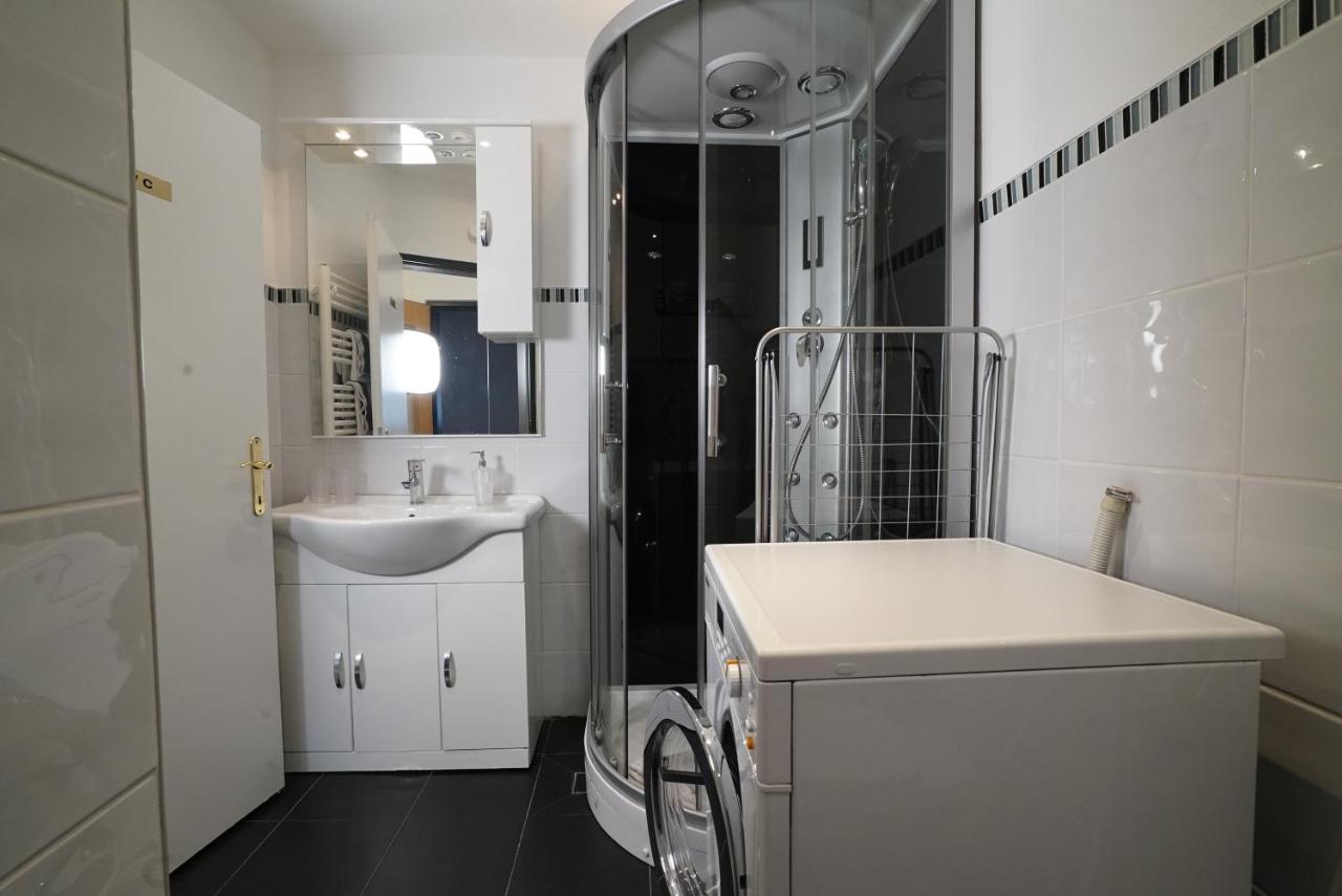 Apartament Stylish & Spacious With Patio