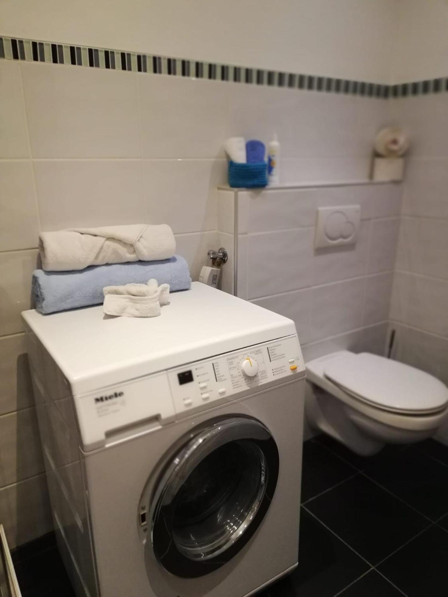 Stylish & Spacious With Patio Apartment