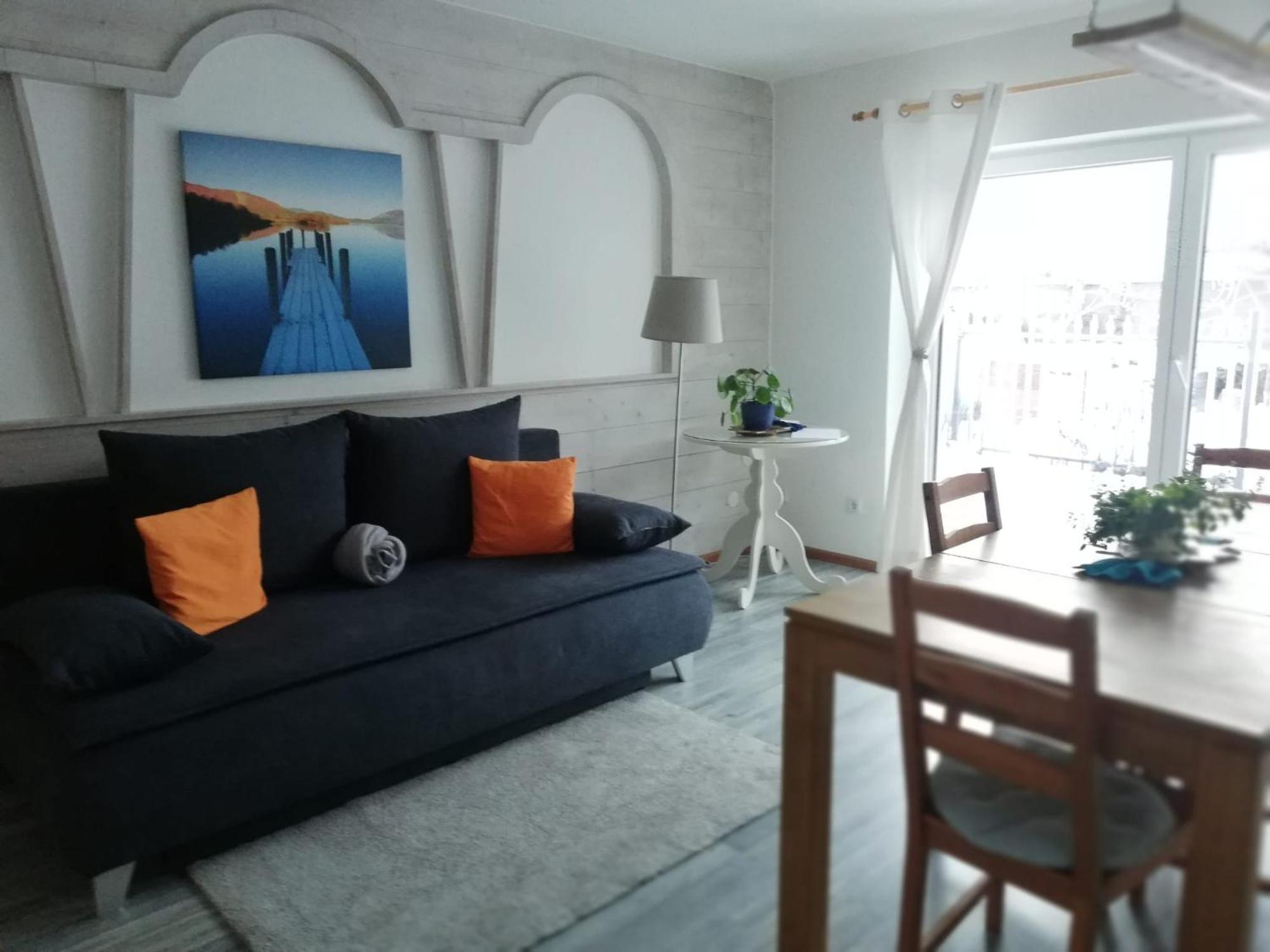 Stylish & Spacious With Patio Apartment *