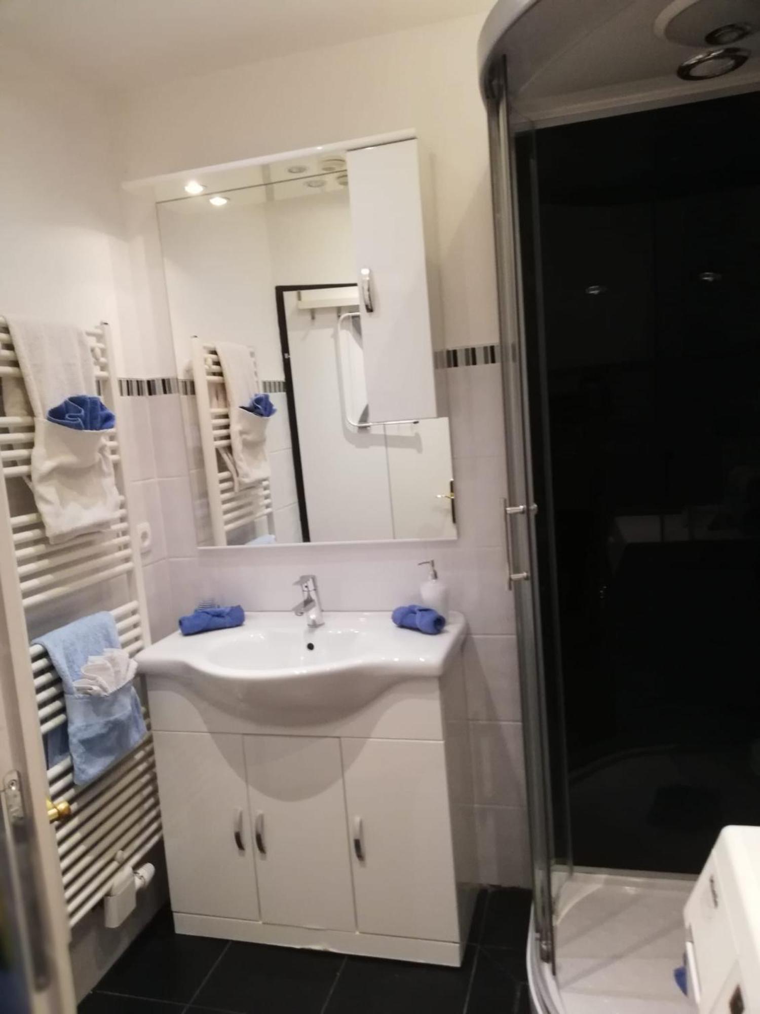 Apartment Stylish & Spacious With Patio Stams